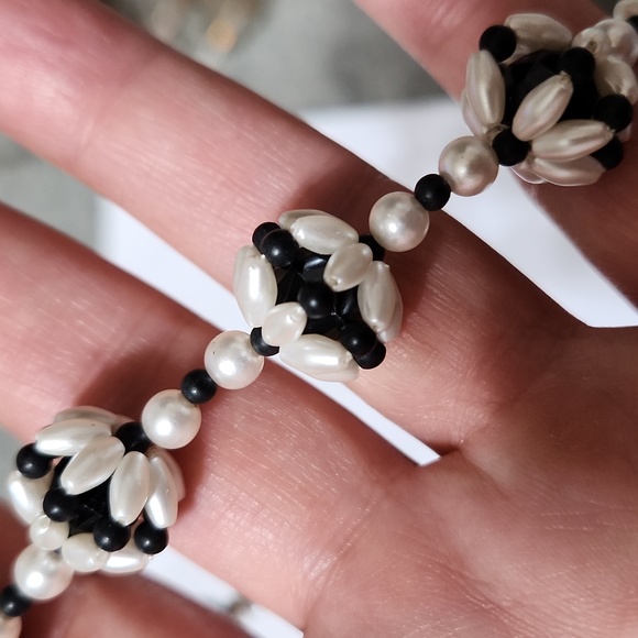 Vintage Faux Pearl cluster and black faceted bead necklace - Picture 2 of 3